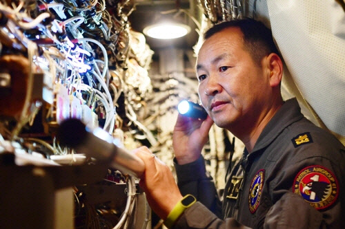 8천시간 무사고 P-3 비행 해군 장용덕 원사[해군 제공]